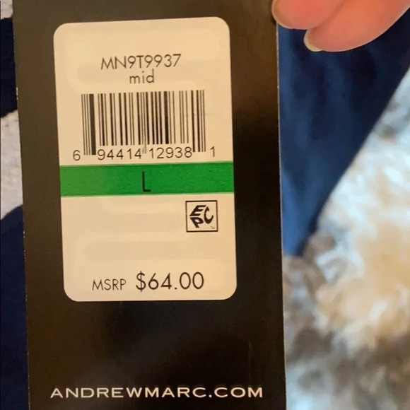 🌸Adorable navy blue hoodie 🌸
BIN 30 - Picture 5 of 7